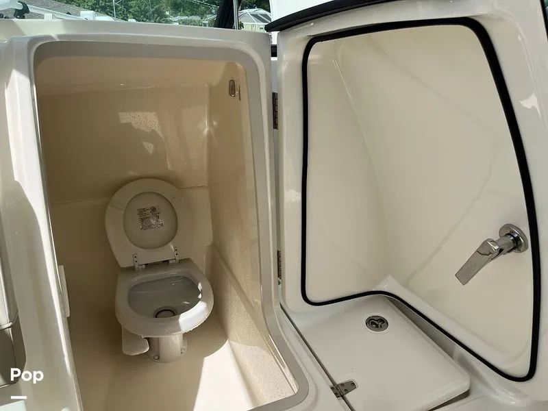 Slide: The Image of Boston Whaler 240 Vantage 2024 - 16341624