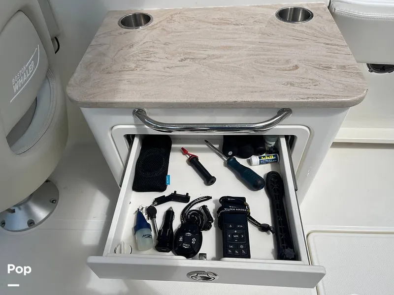Slide: The Image of Boston Whaler 240 Vantage 2024 - 16341628