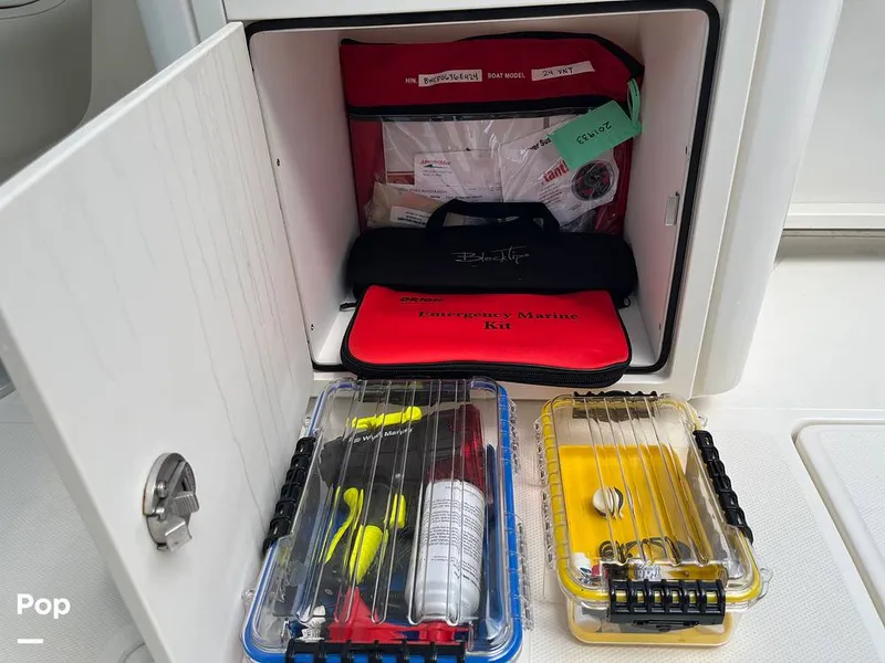 Slide: The Image of Boston Whaler 240 Vantage 2024 - 16341626