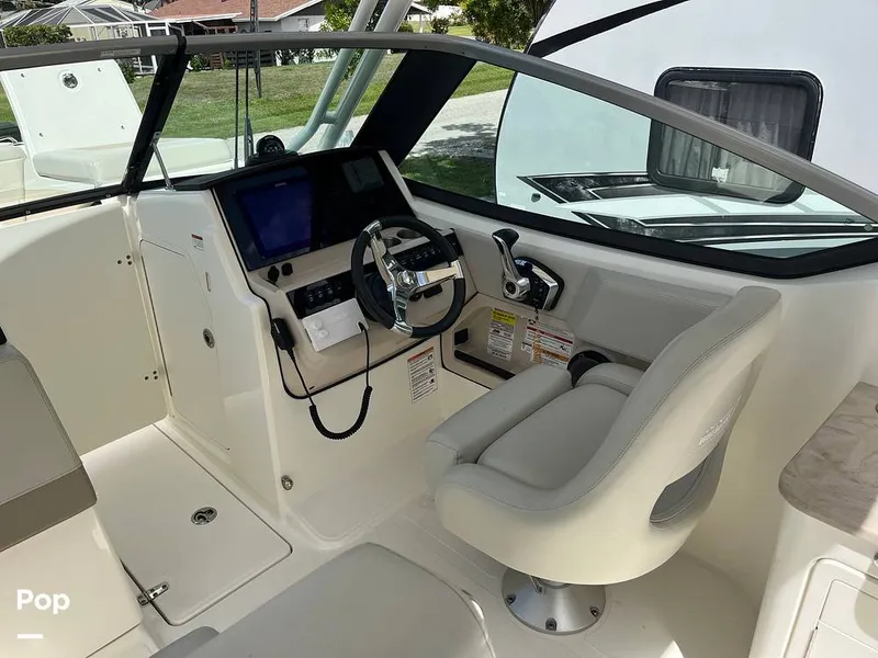 Slide: The Image of Boston Whaler 240 Vantage 2024 - 16341629