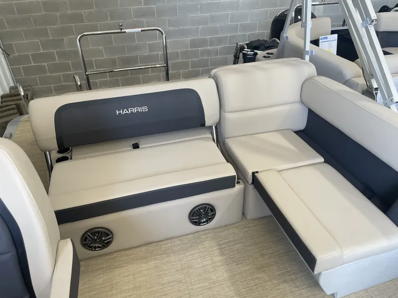 Slide: The Image of Harris Cruiser 190 2024 - 8