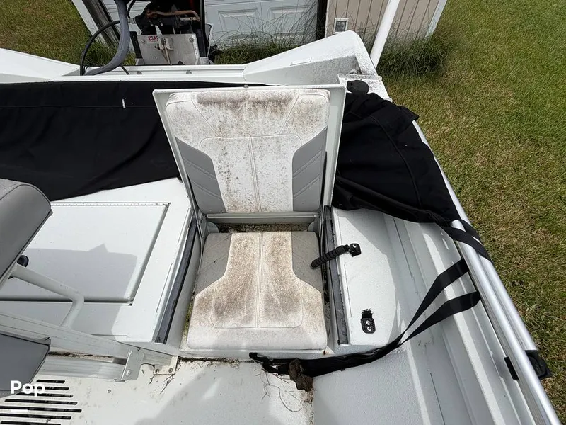 Slide: The Image of Rear fold down seat - 16431112