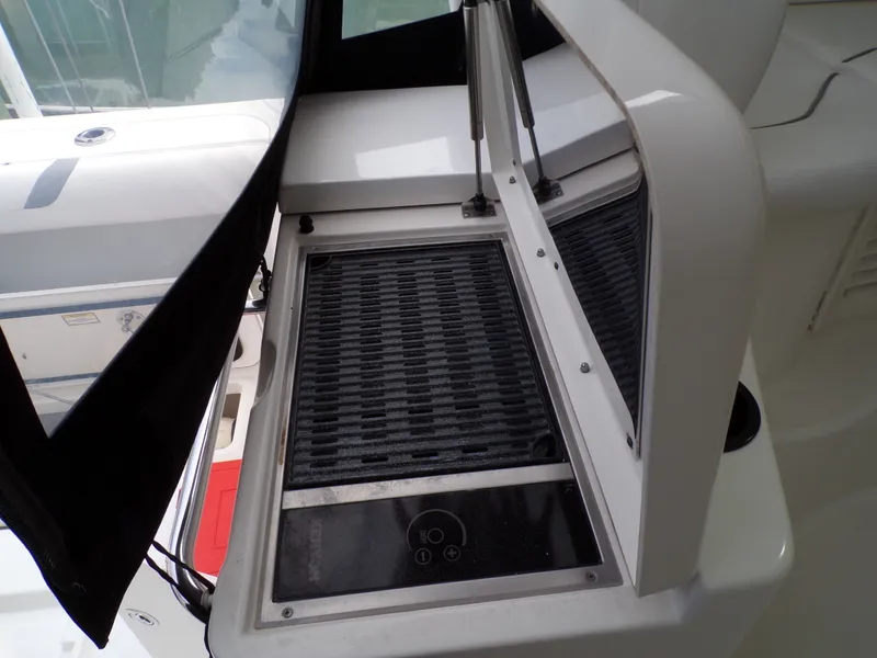 Slide: The Image of Boston Whaler 345 CONQUEST 2014 - 35