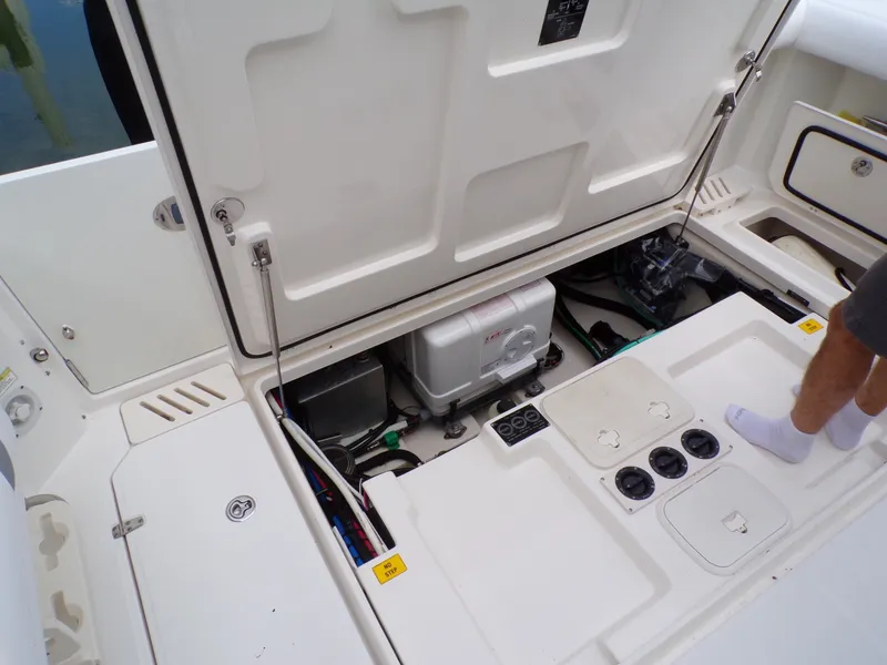 Slide: The Image of Boston Whaler 345 CONQUEST 2014 - 40