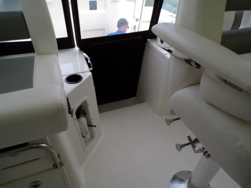 Slide: The Image of Boston Whaler 345 CONQUEST 2014 - 48