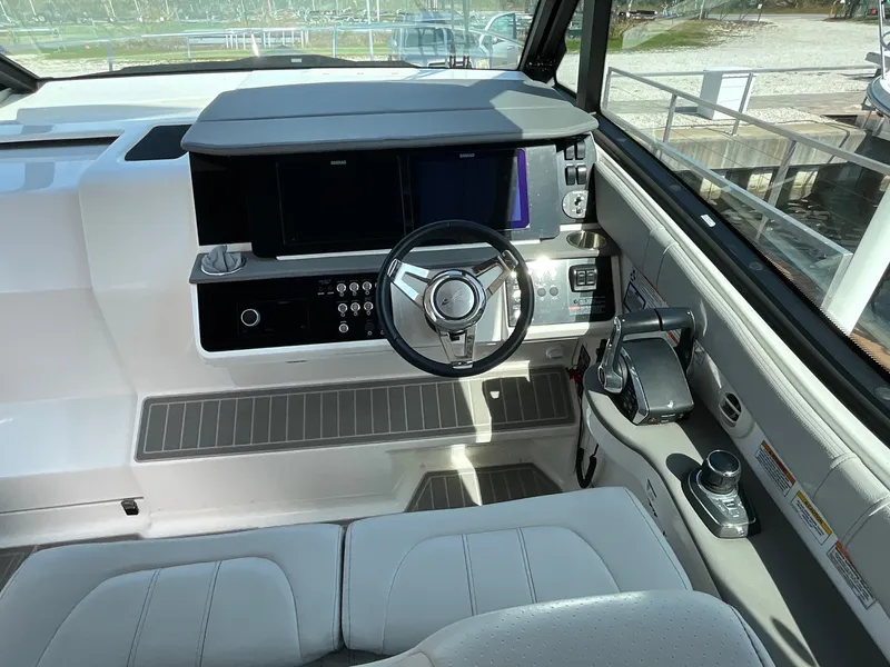 Slide: The Image of Sea Ray 320 SUNDANCER OB 2024 - 10