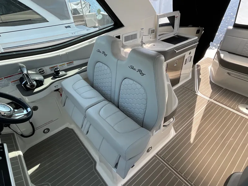 Slide: The Image of Sea Ray 320 SUNDANCER OB 2024 - 11