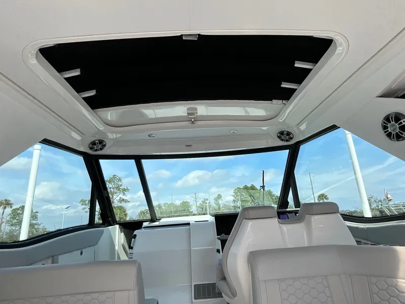 Slide: The Image of Sea Ray 320 SUNDANCER OB 2024 - 14