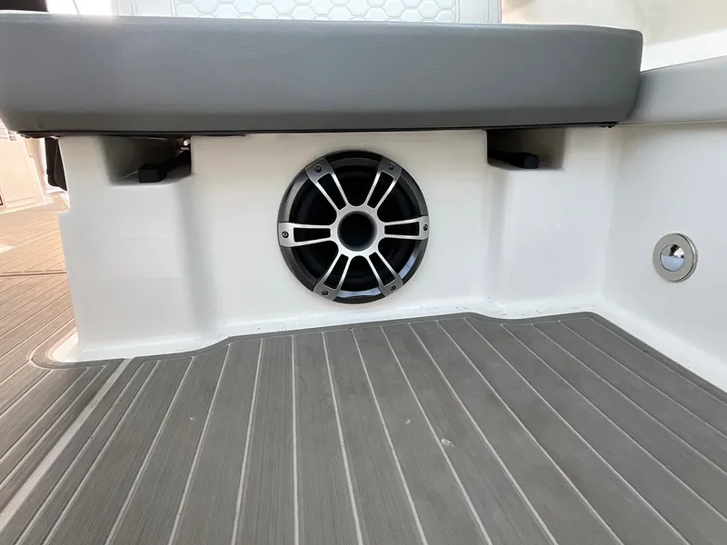 Slide: The Image of Sea Ray 320 SUNDANCER OB 2024 - 18