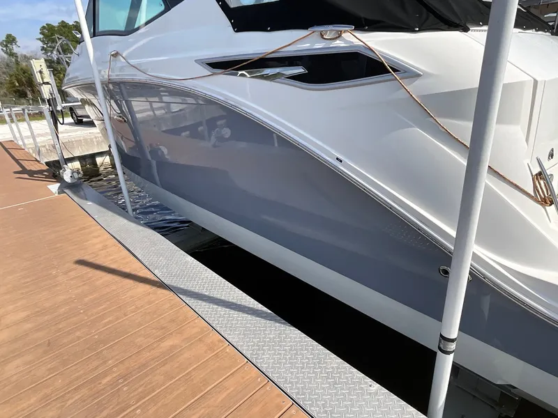 Slide: The Image of Sea Ray 320 SUNDANCER OB 2024 - 4