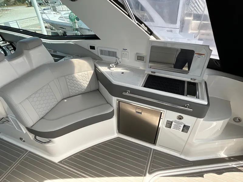 Slide: The Image of Sea Ray 320 SUNDANCER OB 2024 - 9