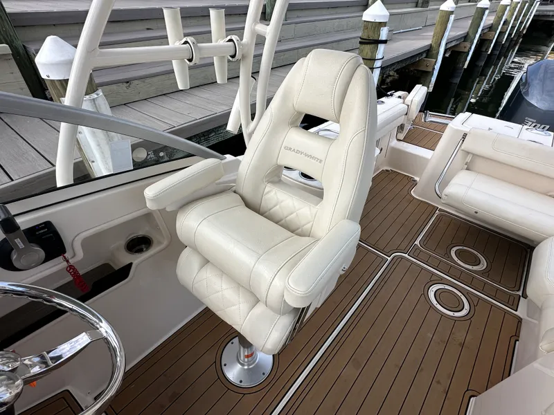 Slide: The Image of Grady-White 235 FREEDOM 2020 - 16