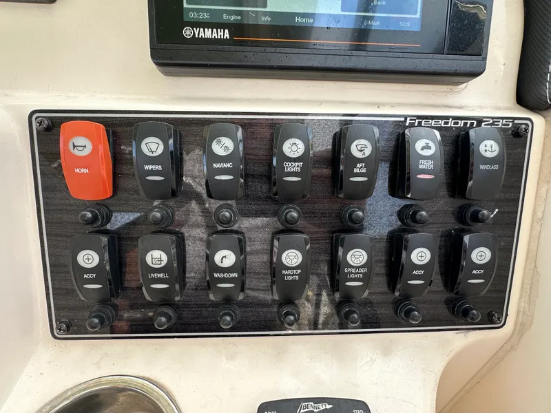 Slide: The Image of Grady-White 235 FREEDOM 2020 - 21