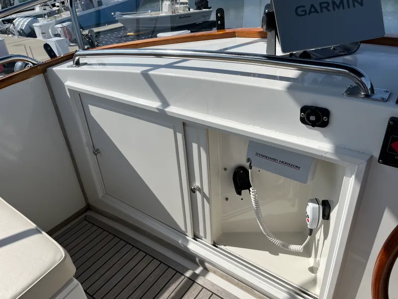 Slide: The Image of Grand Banks 32 SEDAN 1990 - 15