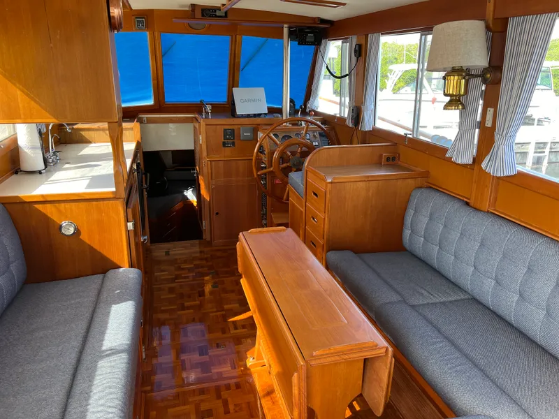 Slide: The Image of Grand Banks 32 SEDAN 1990 - 2