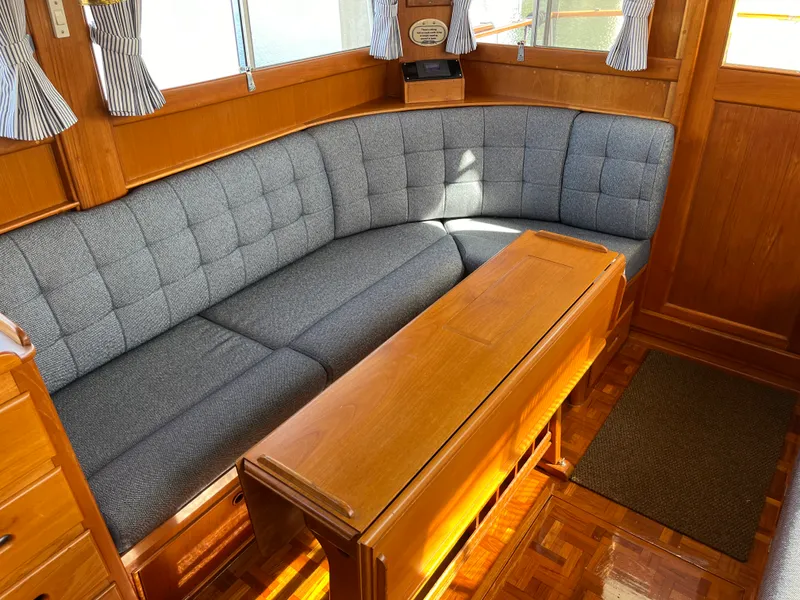 Slide: The Image of Grand Banks 32 SEDAN 1990 - 3