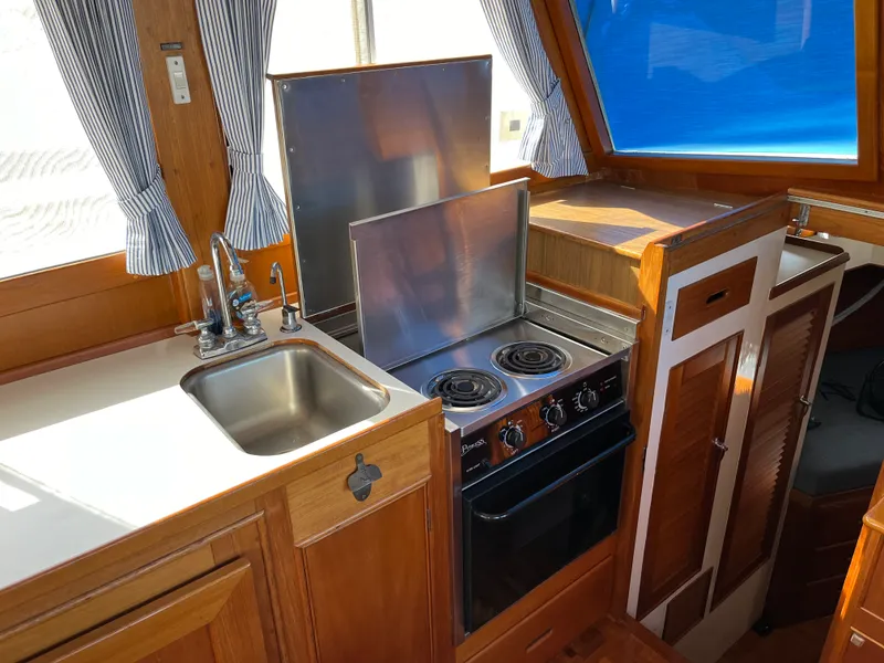 Slide: The Image of Grand Banks 32 SEDAN 1990 - 7