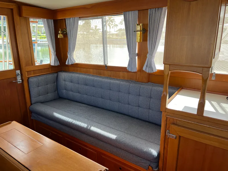 Slide: The Image of Grand Banks 32 SEDAN 1990 - 8