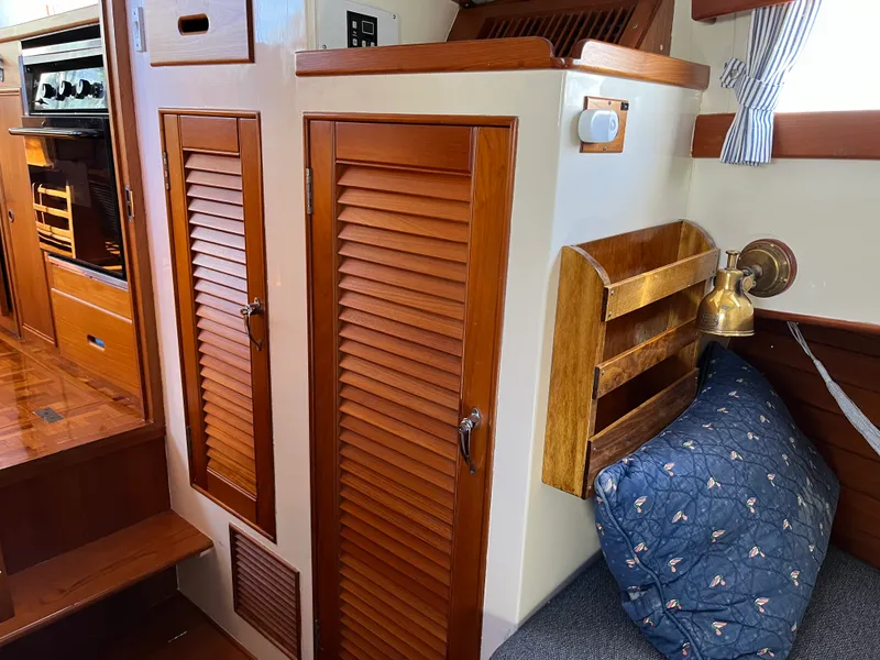 Slide: The Image of Grand Banks 32 SEDAN 1990 - 9