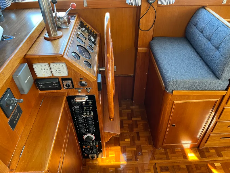 Slide: The Image of Grand Banks 32 TRAWLER 1990 - 3