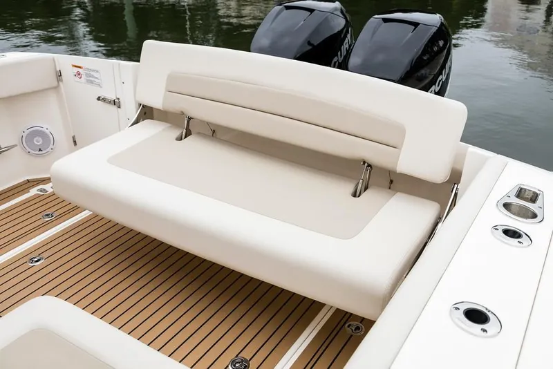 Slide: The Image of Boston Whaler 320 Vantage 2023 - 4