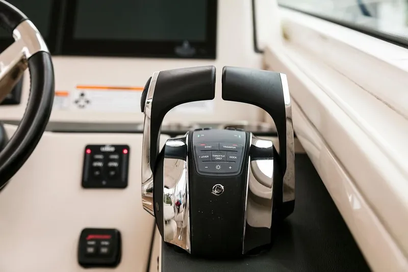 Slide: The Image of Boston Whaler 320 Vantage 2023 - 6