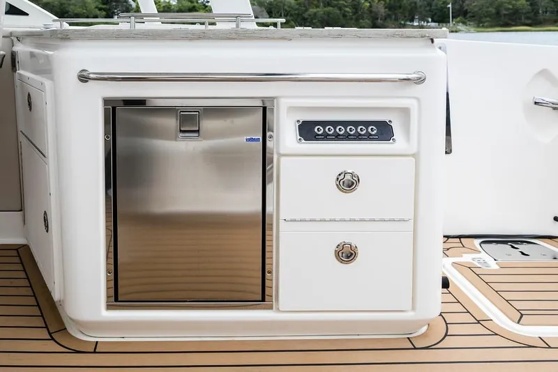 Slide: The Image of Boston Whaler 320 Vantage 2023 - 8