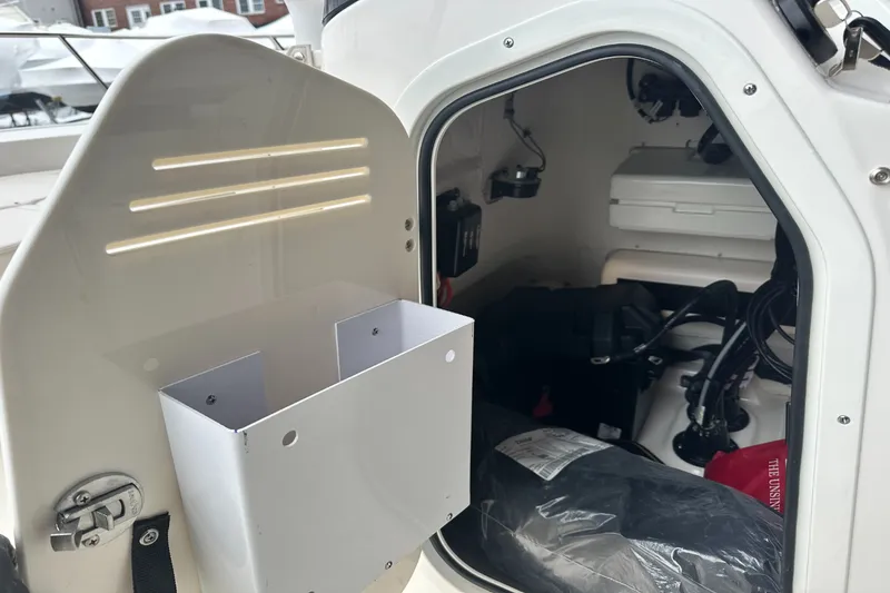 Slide: The Image of Boston Whaler 170 Montauk 2026 - 11