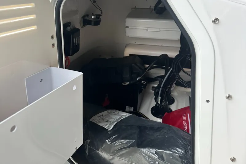 Slide: The Image of Boston Whaler 170 Montauk 2026 - 12