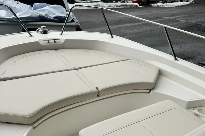 Slide: The Image of Boston Whaler 170 Montauk 2026 - 16