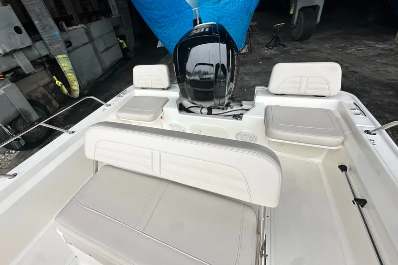 Slide: The Image of Boston Whaler 170 Montauk 2026 - 3