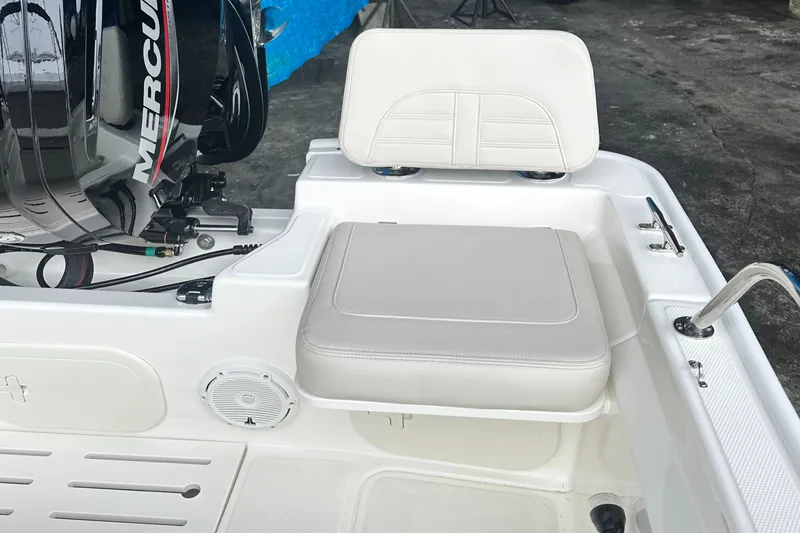 Slide: The Image of Boston Whaler 170 Montauk 2026 - 5