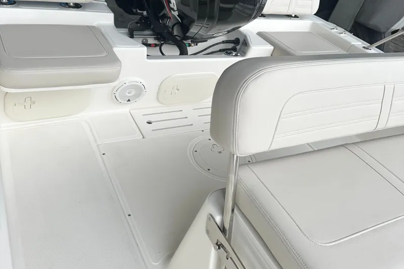 Slide: The Image of Boston Whaler 170 Montauk 2026 - 6