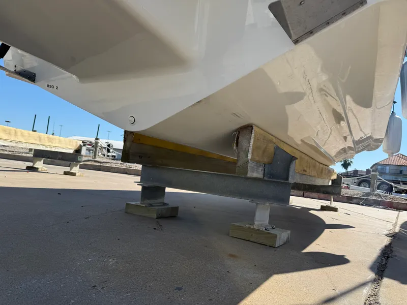 Slide: The Image of Sea Ray SLX 260 Outboard 2024 - 16