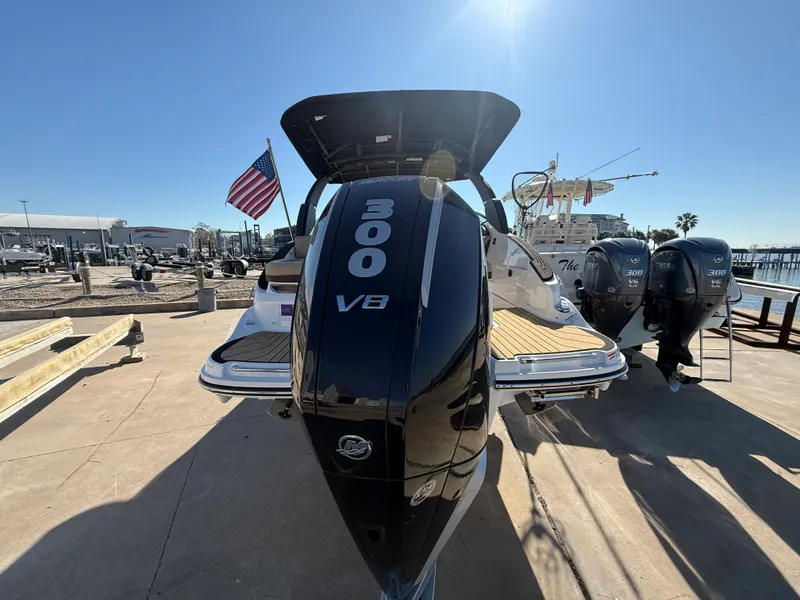 Slide: The Image of Sea Ray SLX 260 Outboard 2024 - 7