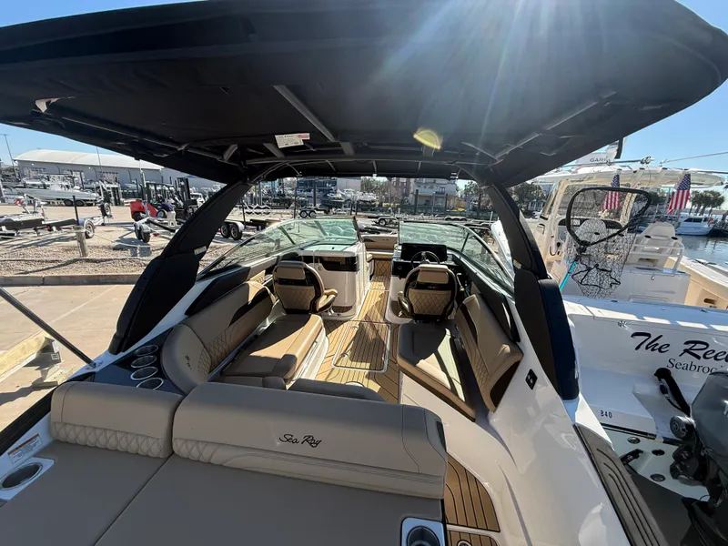 Slide: The Image of Sea Ray SLX 260 Outboard 2024 - 9