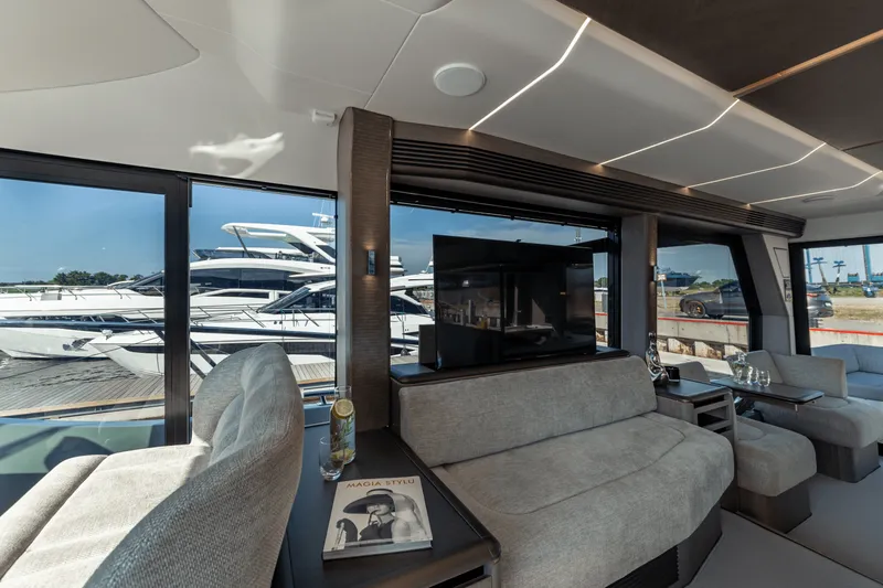 Slide: The Image of Galeon 560 FLY 2026 - 20