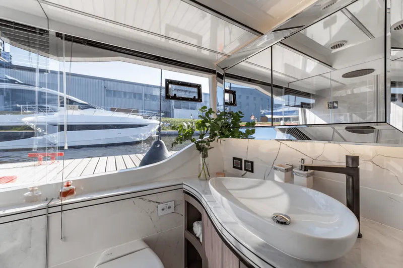 Slide: The Image of Galeon 560 FLY 2026 - 30