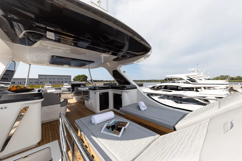 Slide: The Image of Galeon 560 FLY 2026 - 61