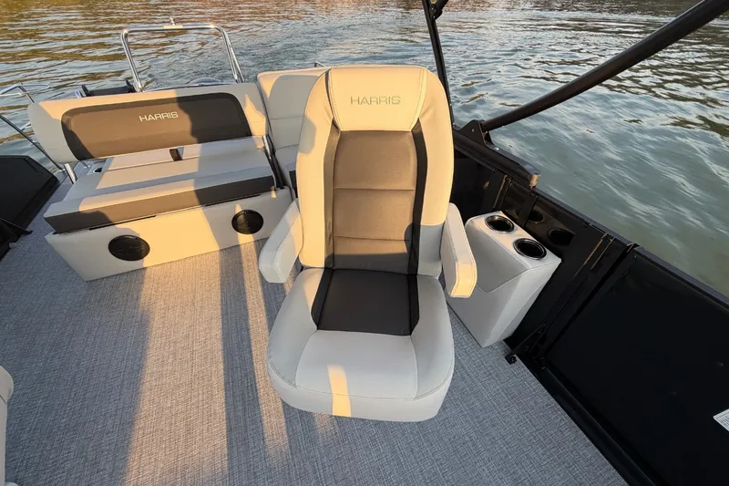 Slide: The Image of Harris Cruiser 230 2026 - 22
