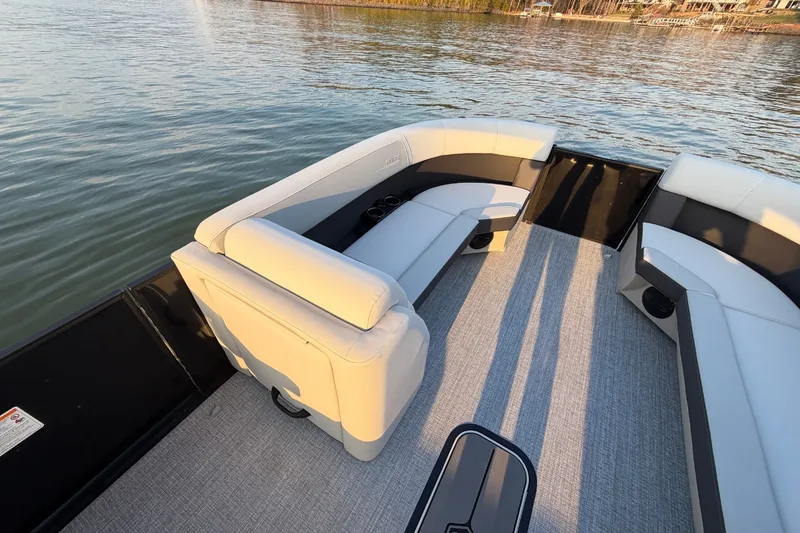 Slide: The Image of Harris Cruiser 230 2026 - 24