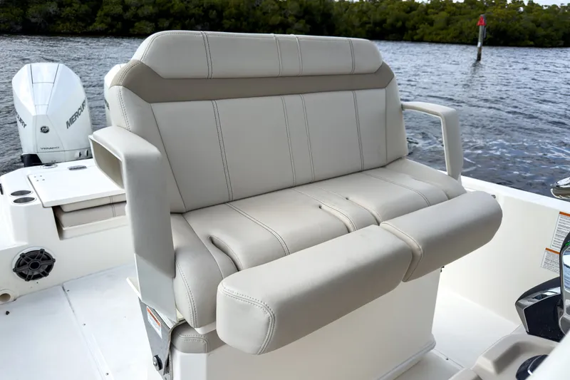 Slide: The Image of Boston Whaler 280 Dauntless 2026 - 10