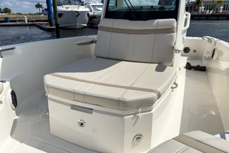Slide: The Image of Boston Whaler 280 Dauntless 2026 - 14