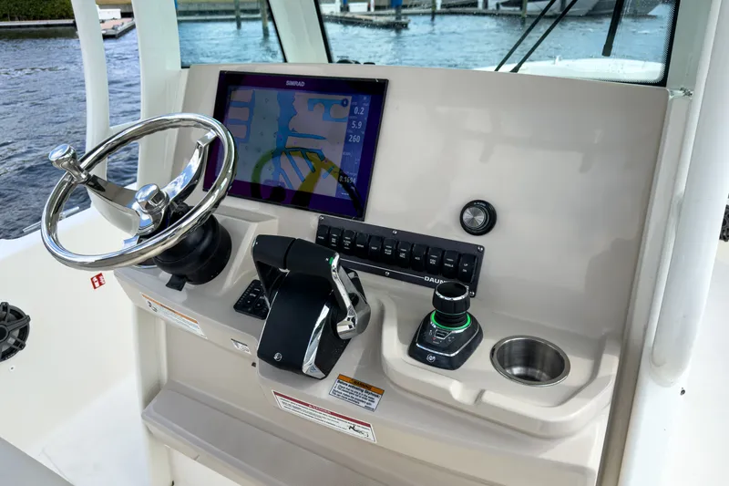 Slide: The Image of Boston Whaler 280 Dauntless 2026 - 7