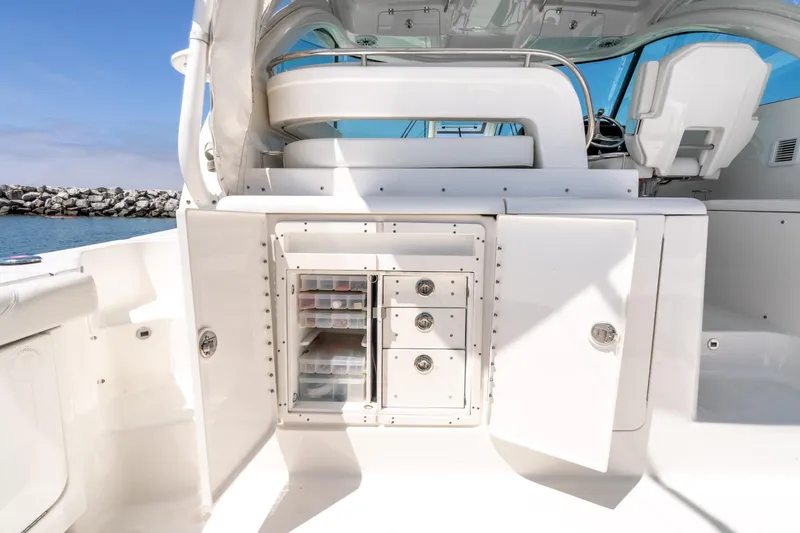 Slide: The Image of Pursuit OS 385 Offshore 2022 - 12