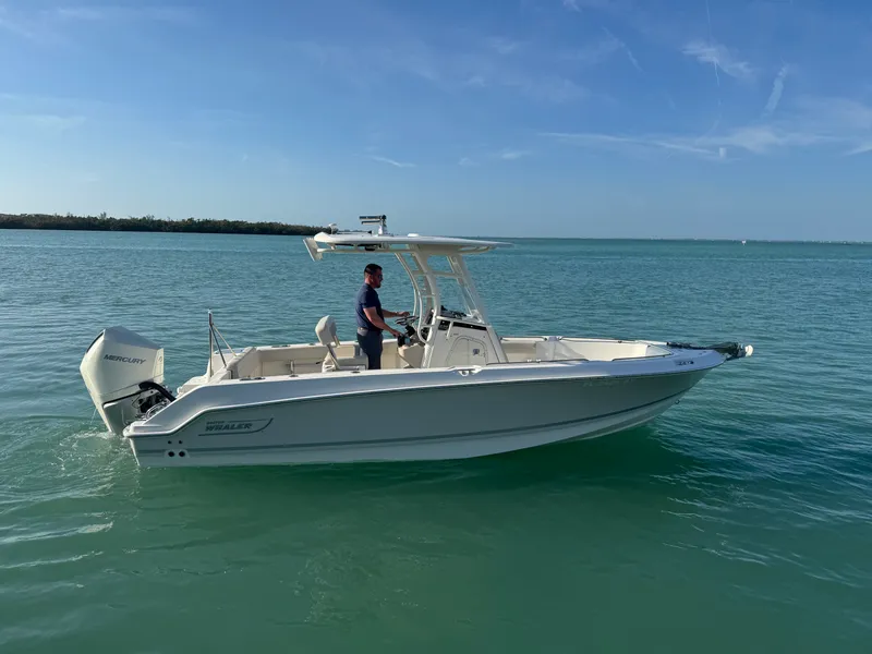 Slide: The Image of Boston Whaler 230 OUTRAGE 2021 - 1
