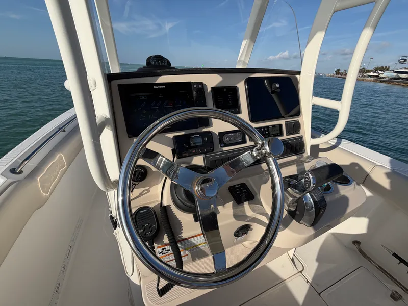Slide: The Image of Boston Whaler 230 OUTRAGE 2021 - 12