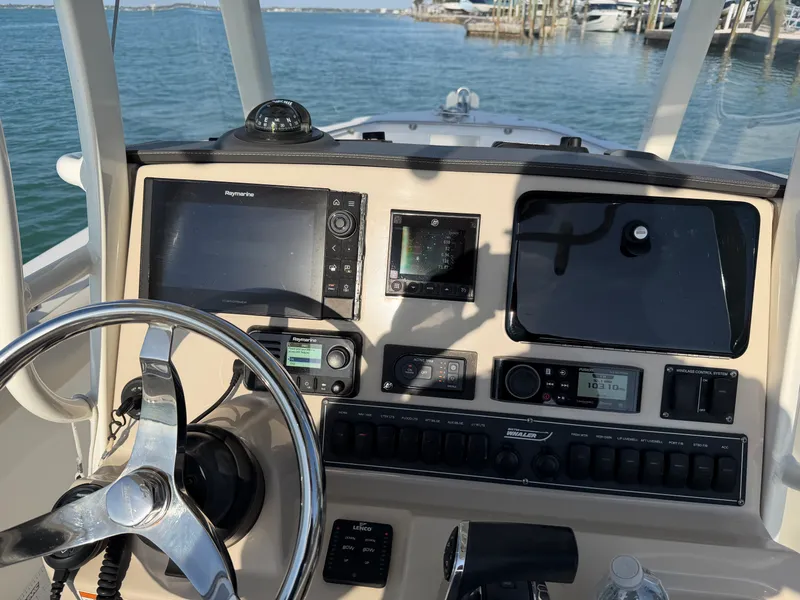 Slide: The Image of Boston Whaler 230 OUTRAGE 2021 - 15