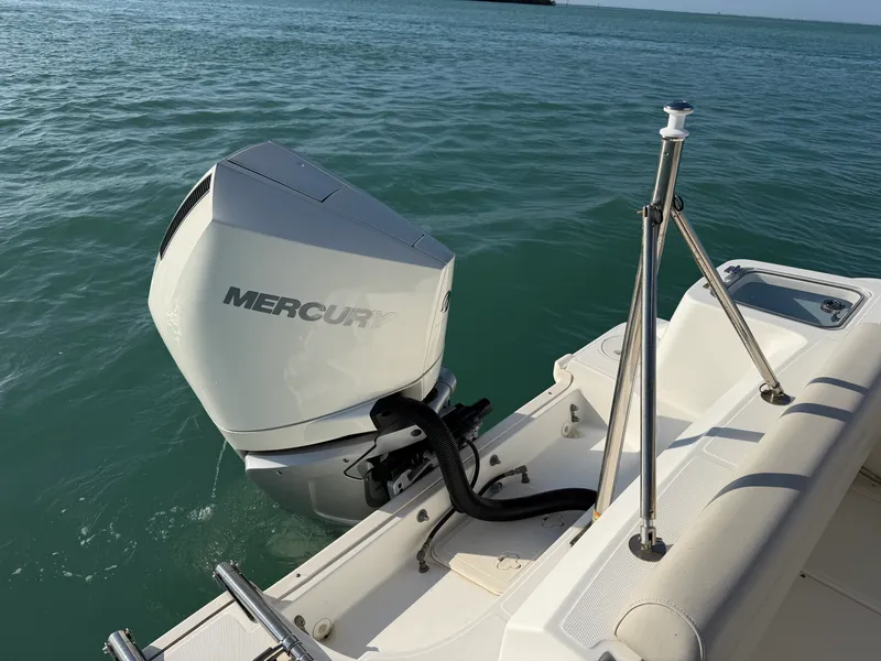 Slide: The Image of Boston Whaler 230 OUTRAGE 2021 - 7