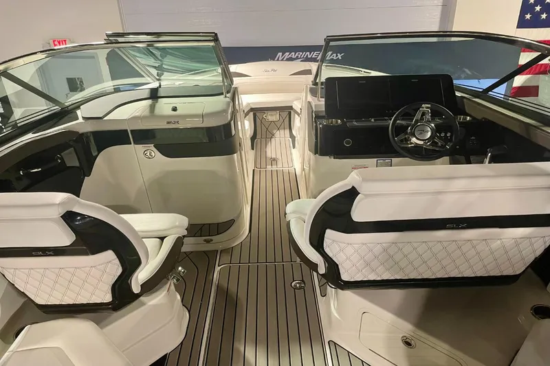 Slide: The Image of Sea Ray 280 SLX OB 2024 - 13